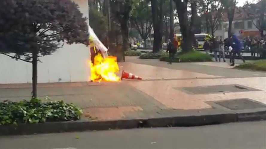 Agresión a Policía en instalaciones de RCN Radio Bogotá. Foto: Cortesía