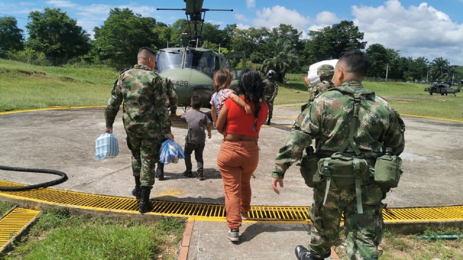 Rescatan a mujer y sus dos hijos en la zona del Catatumbo -foto cortesía Ejército Nacional