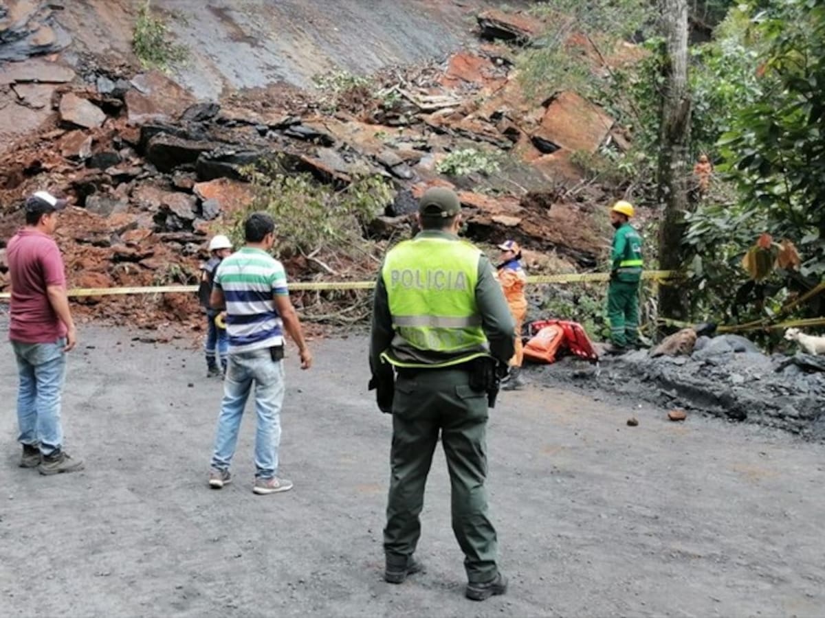 Con caninos tratan de hallar a desaparecido en derrumbe en el occidente de Boyacá