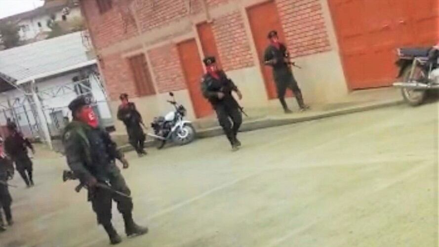 Hombres armados, con camuflados y fusiles patrullan por las calles de El Rosal . Foto: Cortesía