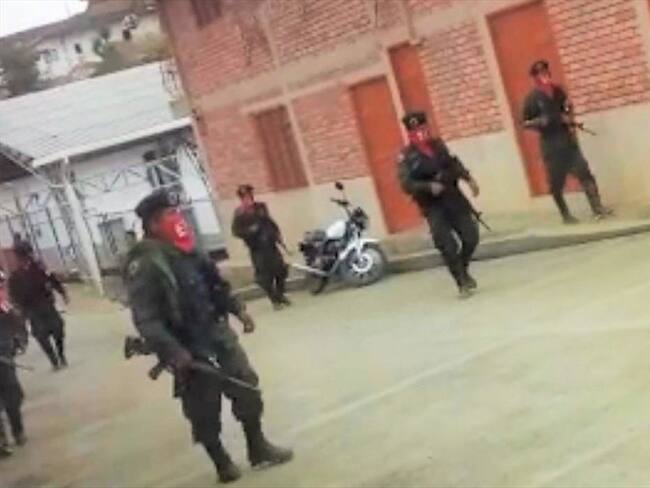 Hombres armados, con camuflados y fusiles patrullan por las calles de El Rosal . Foto: Cortesía