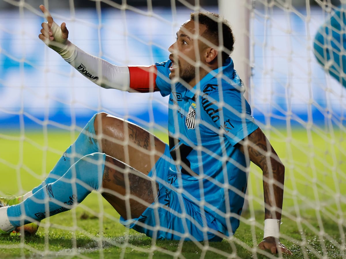 Neymar, expulsado en su primer partido oficial con el Santos tras un mes fuera de las canchas