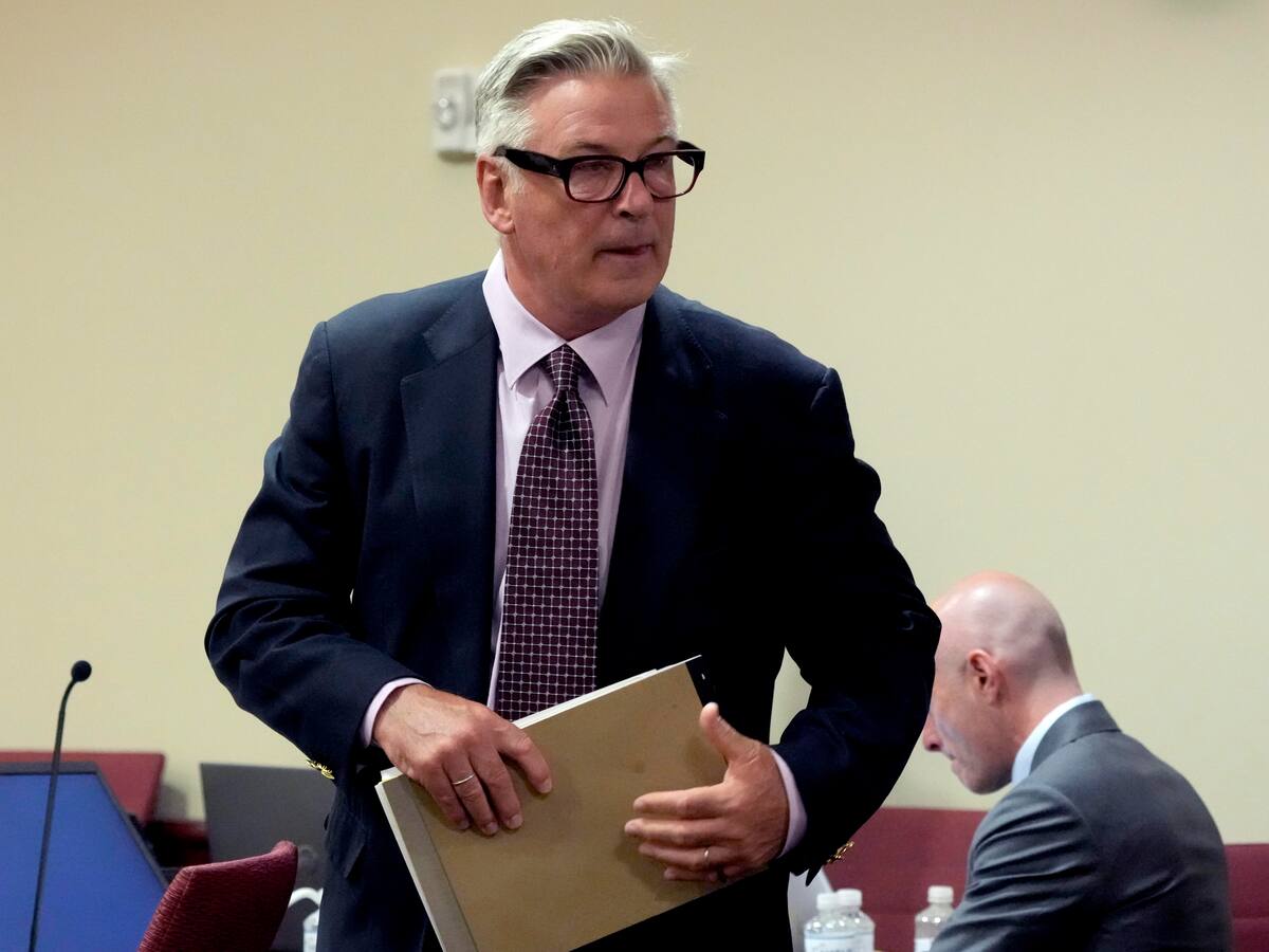 Alec Baldwin violó “reglas fundamentales” de seguridad durante rodaje, afirmó Fiscalía