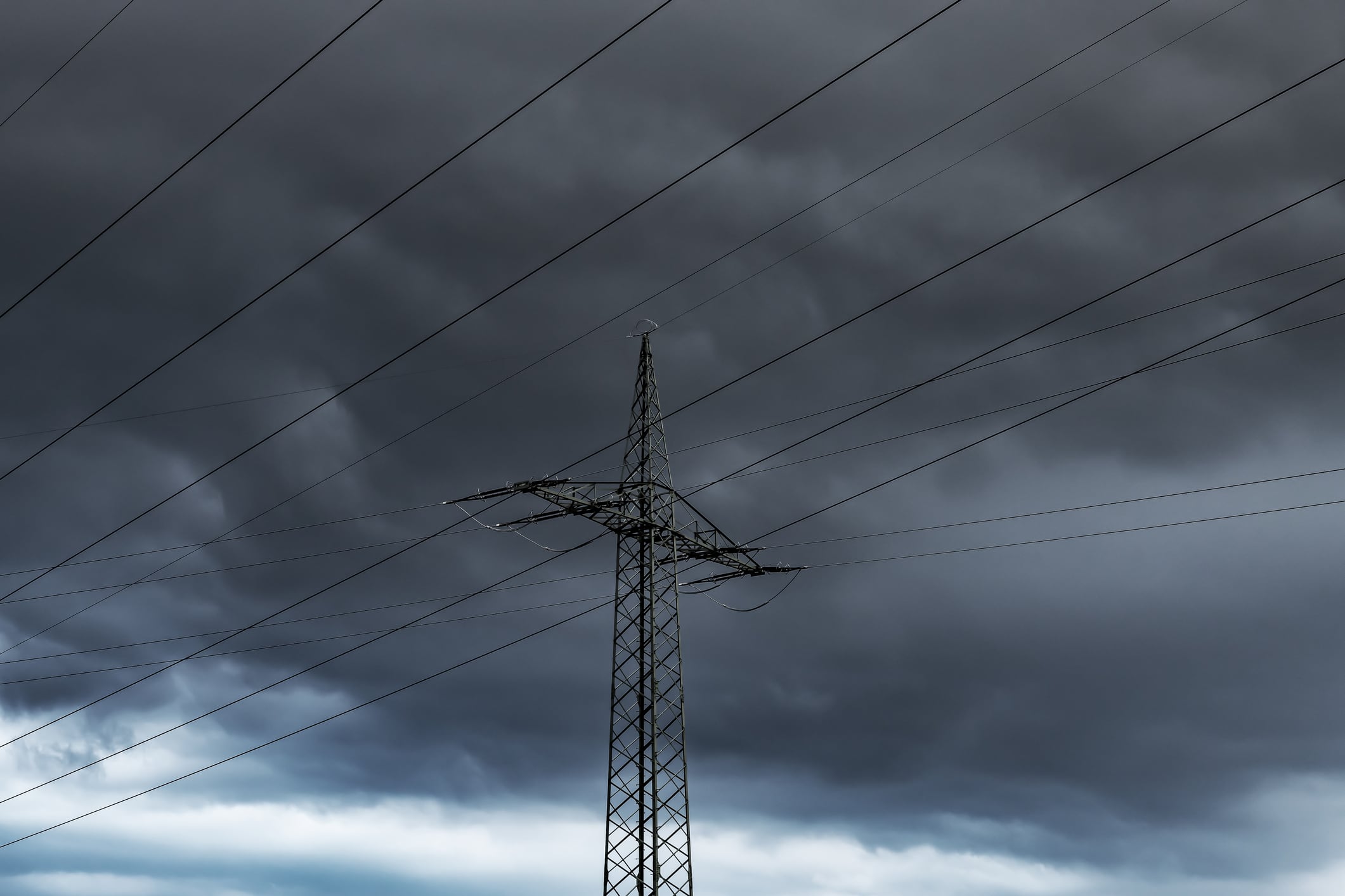 Imagen de referencia de una torre de electricidad con nubes de lluvia. Foto: Getty Images
