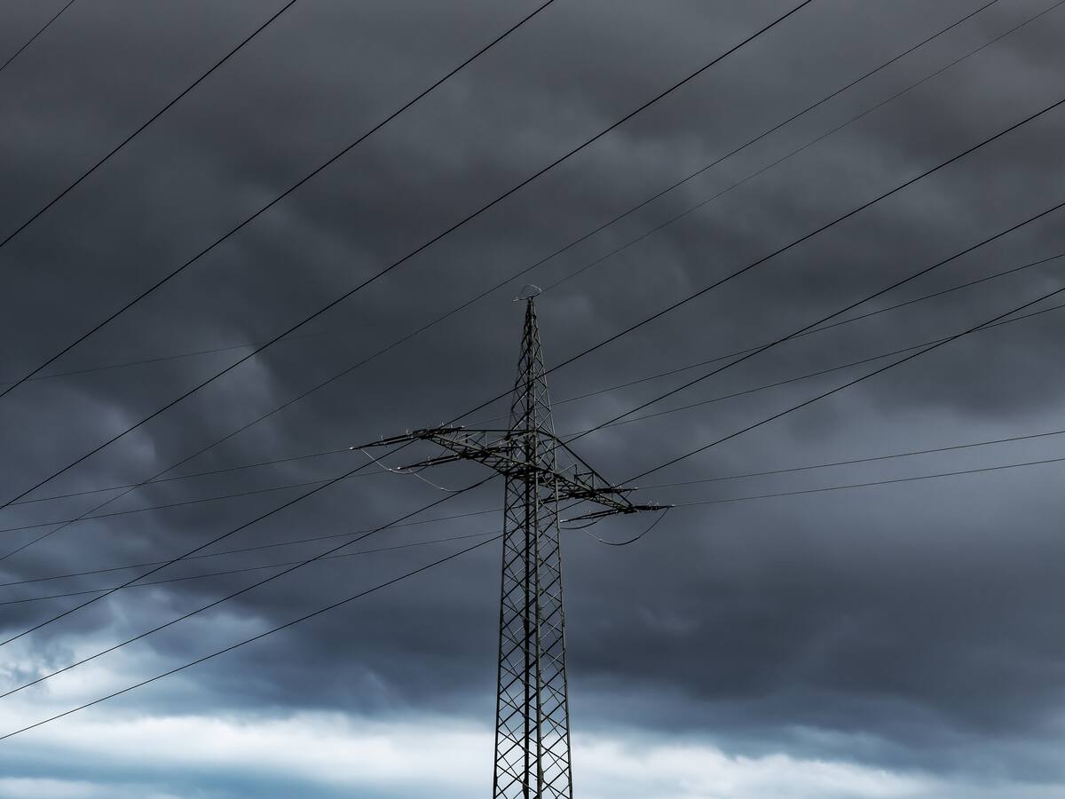 ¿Por qué cuando llueve la energía se va? Acá le explicamos los motivos de cortes de luz