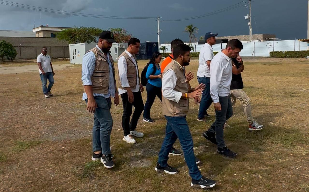 Recorrido de las autoridades en predios del aeropuerto. Foto: Alcaldía de Cartagena.