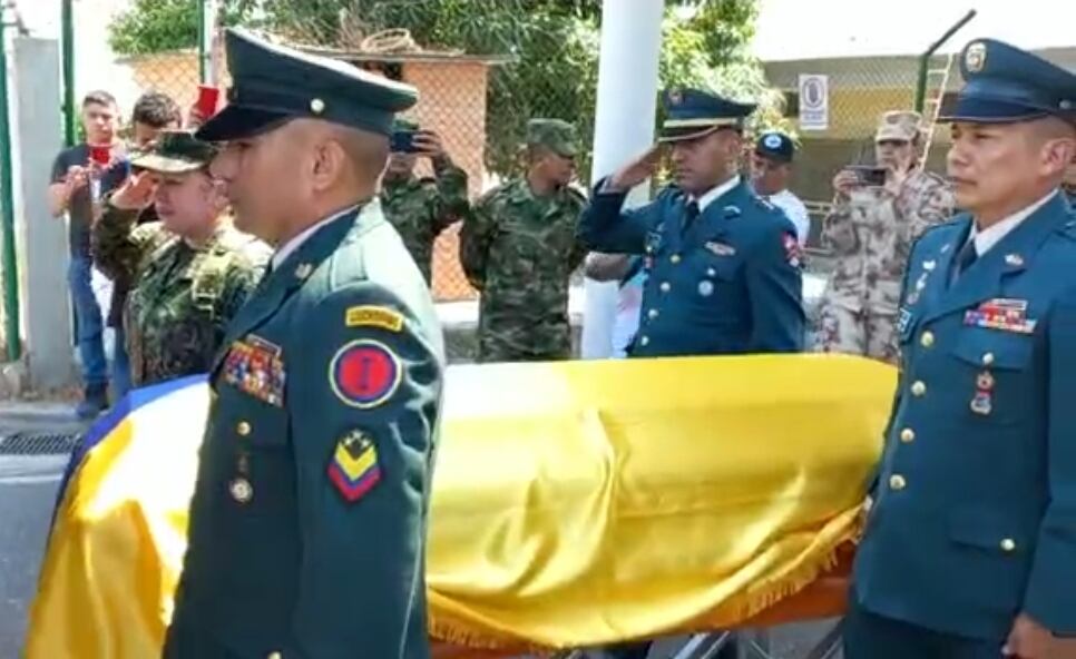 Llegada del cuerpo al aeropuerto. Foto: Cortesía.