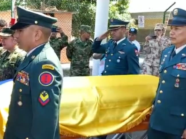 Llegada del cuerpo al aeropuerto. Foto: Cortesía.