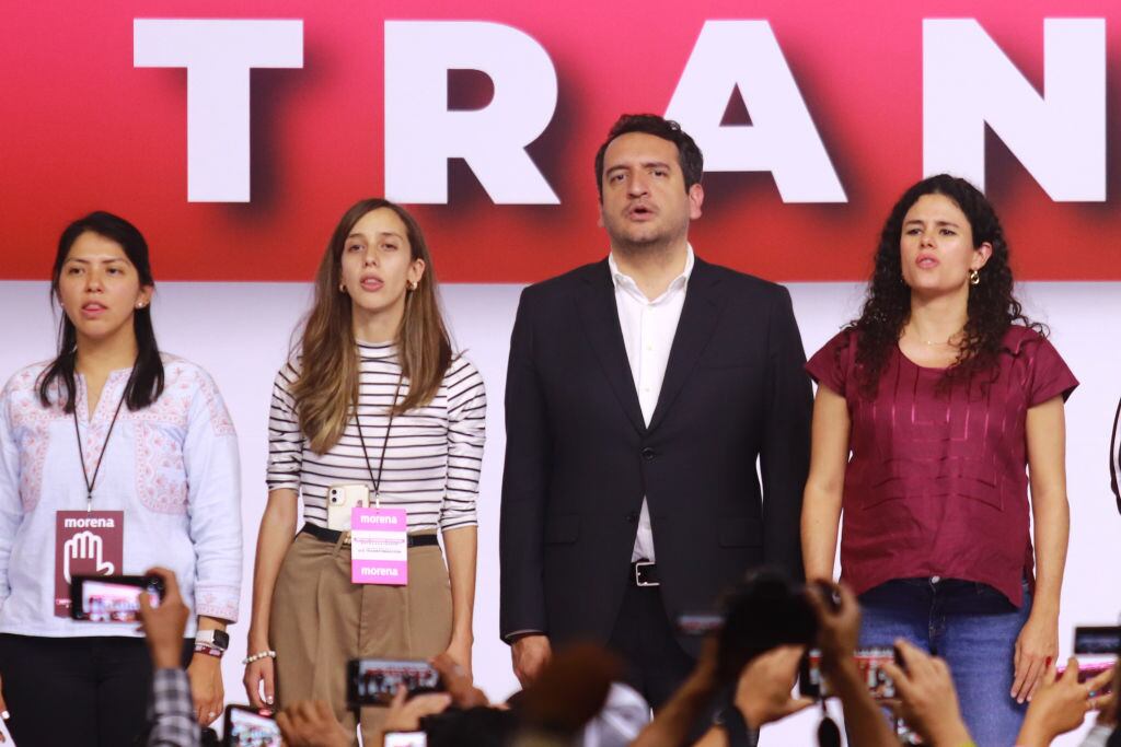 Andrés Manuel López Beltrán, hombre del medio con traje negro y camisa lanca. I Foto:  Carlos Santiago/Eyepix Group/LightRocket via Getty Images.
