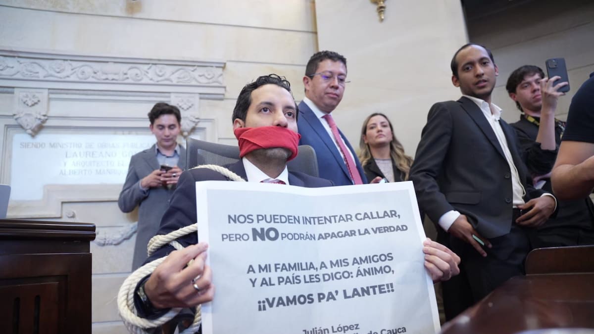Presidente de Cámara, Julián López, se amarró a su curul en protesta por sanción de La U