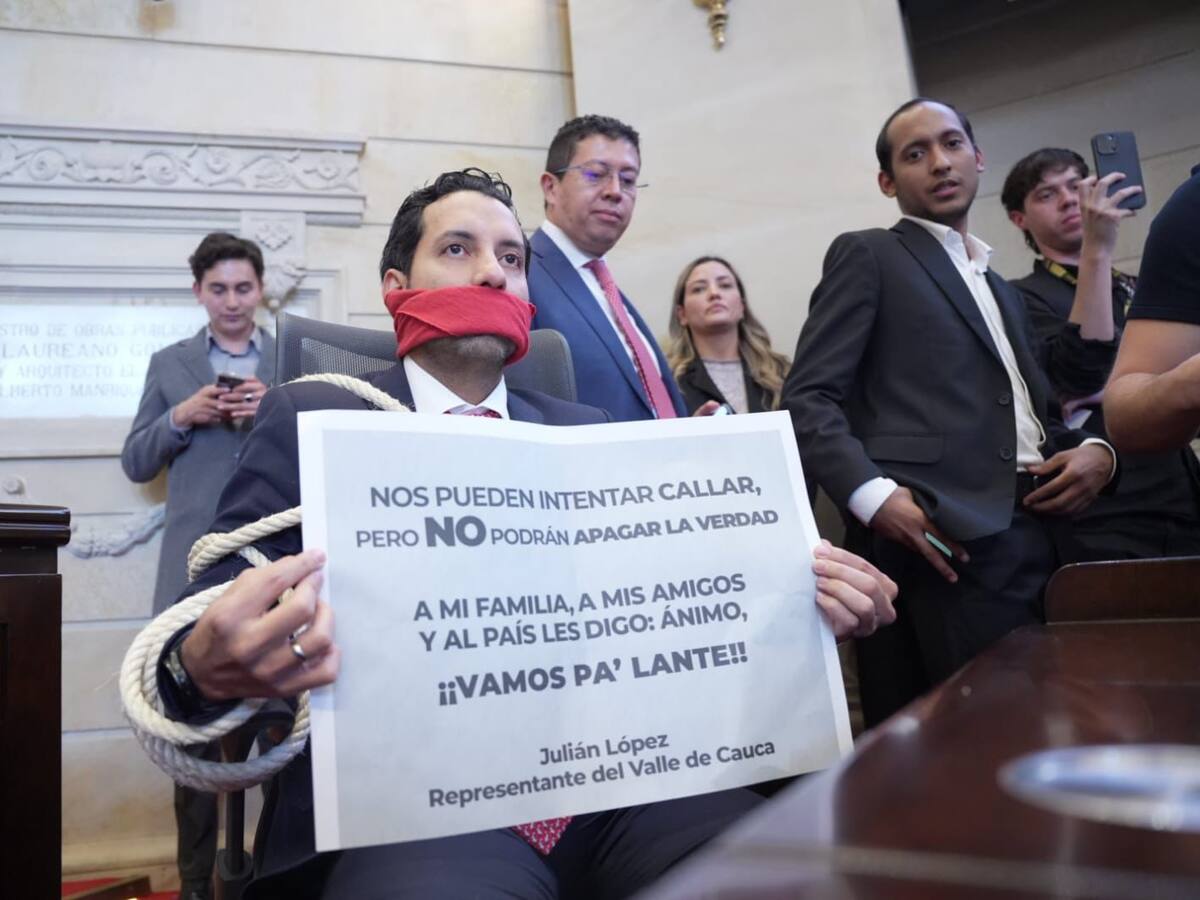 Presidente de Cámara, Julián López, se amarró a su curul en protesta por sanción de La U