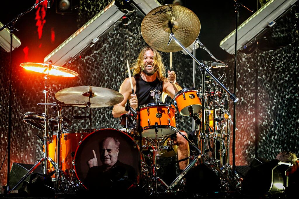 El baterista Taylor Hawkins, de Foo Fighters, murió la noche de este viernes en Bogotá