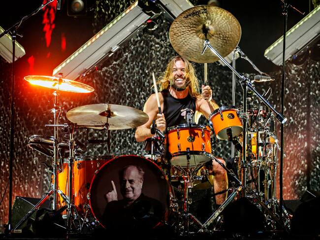 El baterista Taylor Hawkins, de Foo Fighters, murió la noche de este viernes en Bogotá