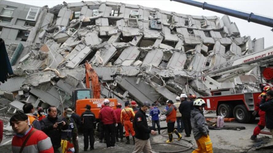 Los equipos de rescate trabajan intensamente para rescatar a las personas atrapadas. Foto: BBC Mundo