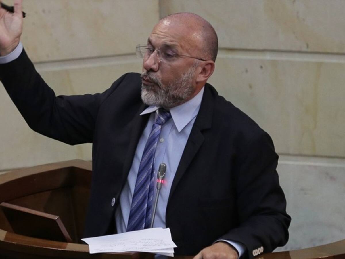 Roy Barreras pide ampliar periodo para que los terceros comparezcan ante la JEP