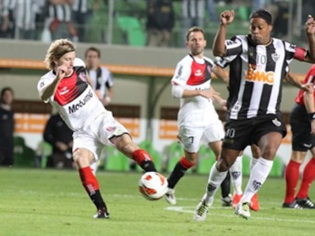 Foto: Efe. El jugador de Atlético Mineiro Ronaldinho (d) disputa el balón con Diego Mateo (i), de Newell&#039;s Old Boys.