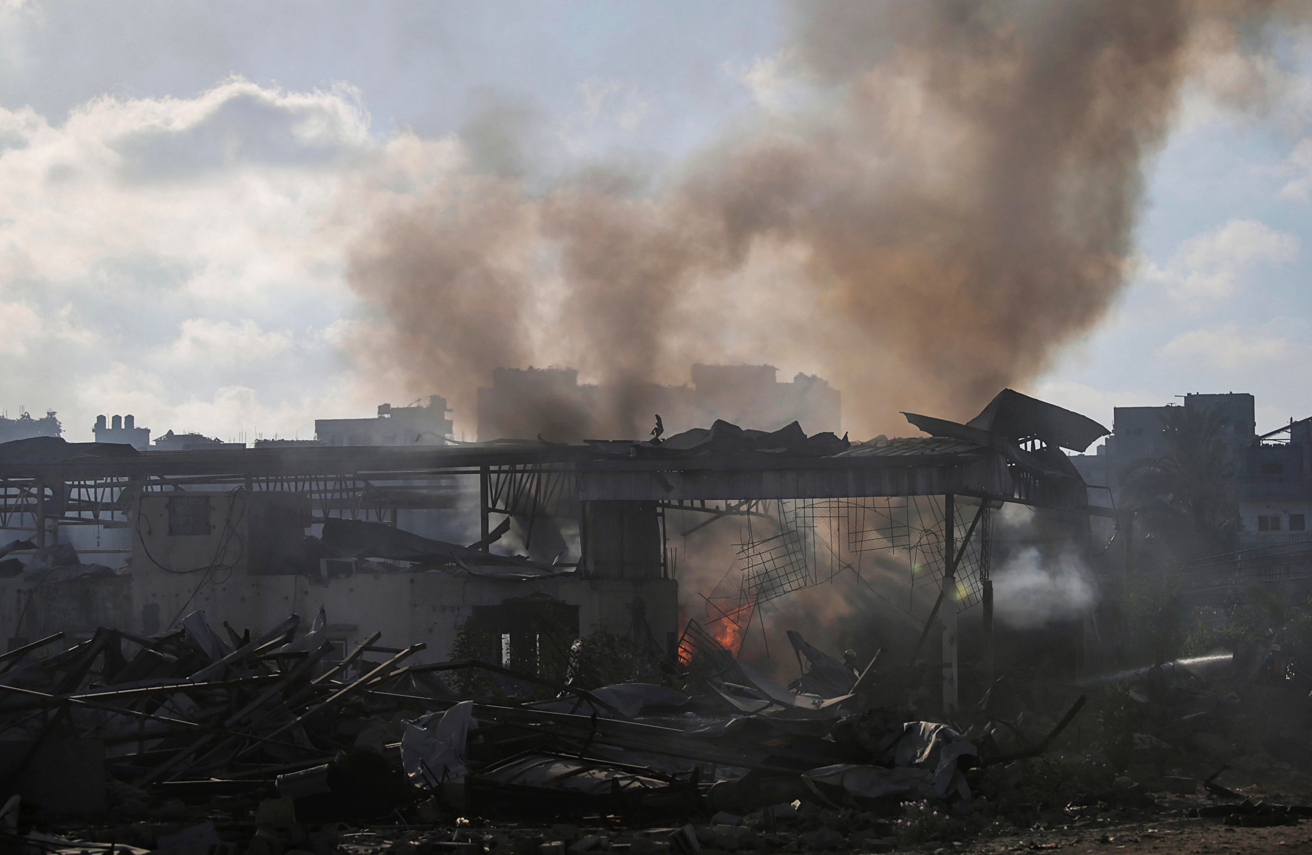 Al-zawaida (---), 19/07/2024.- Palestinians inspect the rubble of a destroyed building following an Israeli air strike in the Al-Zawaida neighborhood, central Gaza Strip, 19 July 2024. More than 38,000 Palestinians and over 1,400 Israelis have been killed, according to the Palestinian Health Ministry and the Israel Defense Forces (IDF), since Hamas militants launched an attack against Israel from the Gaza Strip on 07 October 2023, and the Israeli operations in Gaza and the West Bank which followed it. EFE/EPA/MOHAMMED SABER