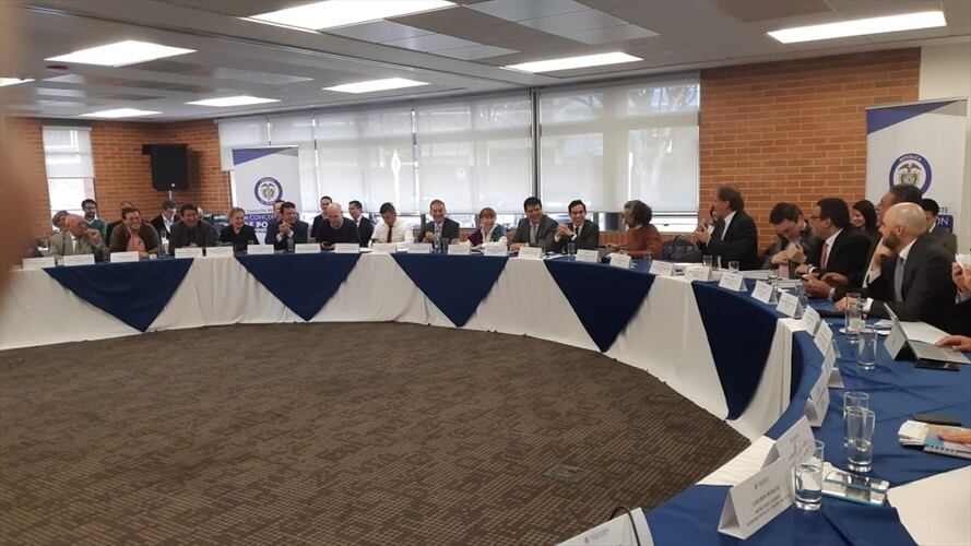 Empresarios aumentaron su propuesta de incremento, mientras que centrales disminuyeron su cifra de incremento, acercando las dos partes en la negociación.. Foto: W Radio