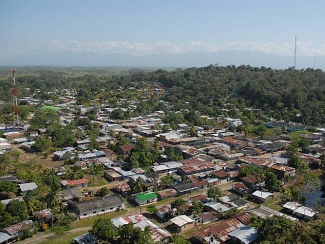 Los opositores del cumplimiento de la decisión del Instituto Geográfico Agustín Codazzi bloquearon la vía en Belén de Bajirá. Foto: Colprensa