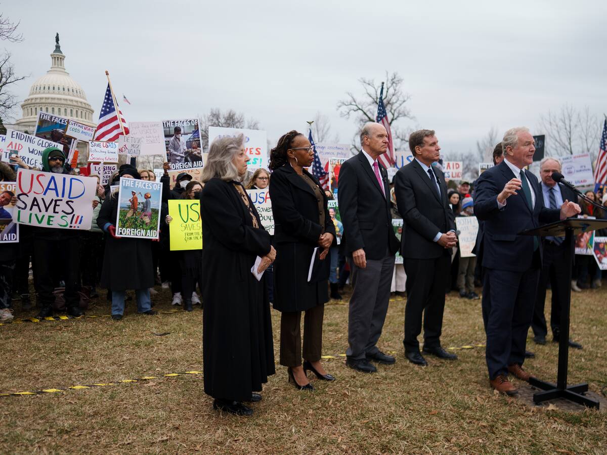 Protestas a lo largo de Estados Unidos rechazan las primeras medidas de Donald Trump