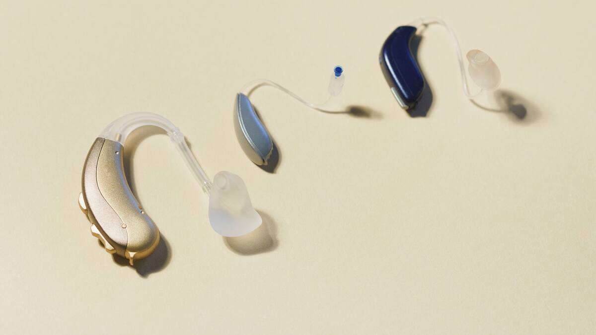 Soluciones W: Audiotienda.co dona audífono especial a mujer de 73 años afectada por COVID