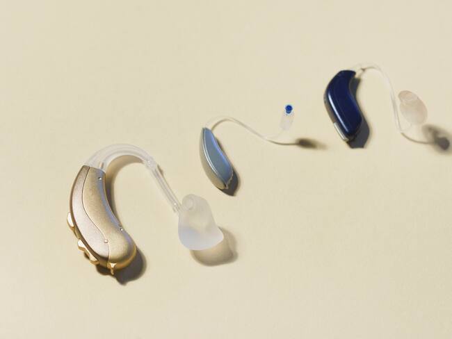 Soluciones W: Audiotienda.co dona audífono especial a mujer de 73 años afectada por COVID