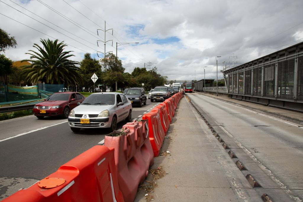 Maletines de plástico en Autopista Norte de Bogotá. Foto: IDU