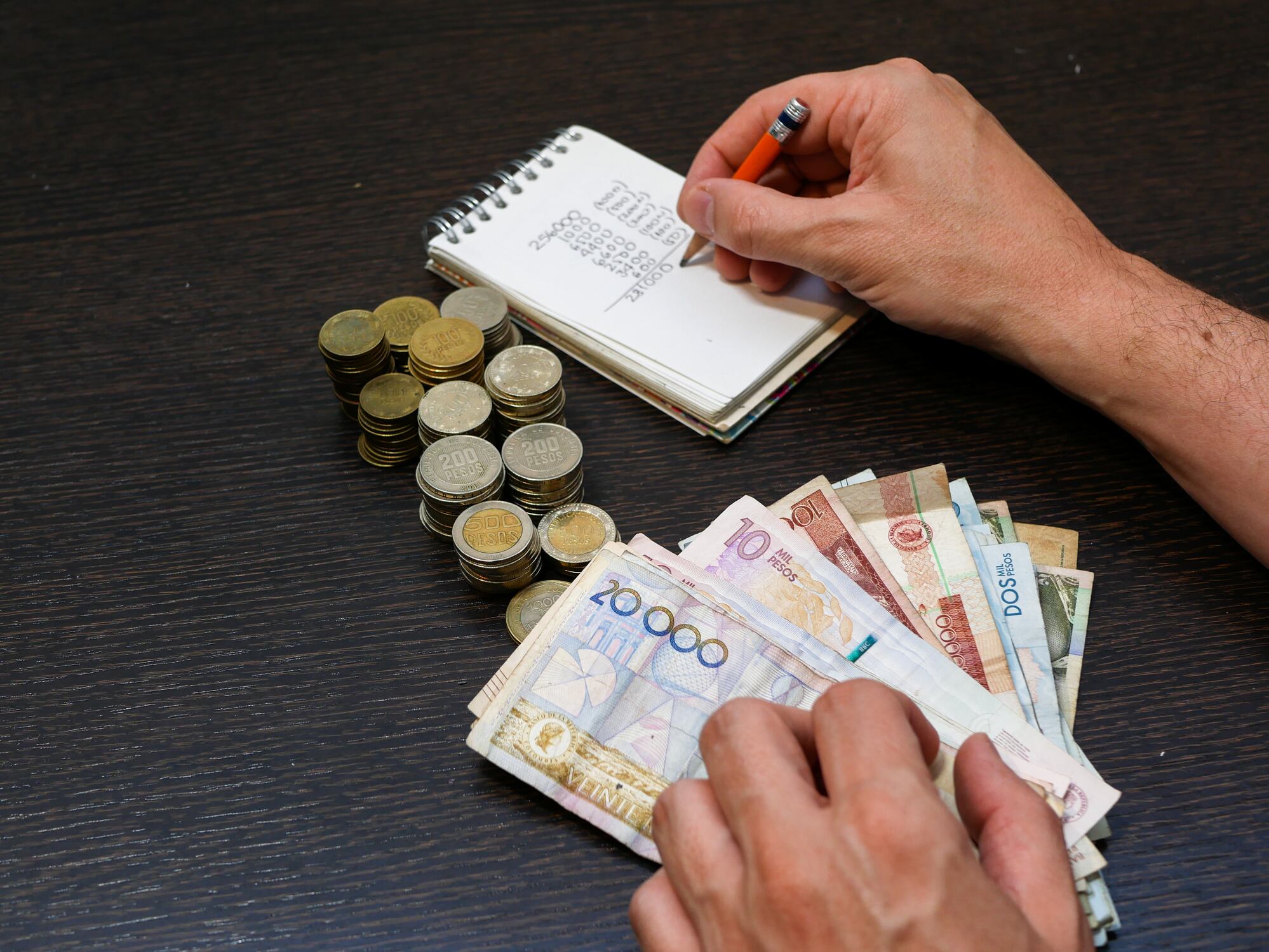 Imagen de referencia de billetes colombianos. Foto: Getty Images.