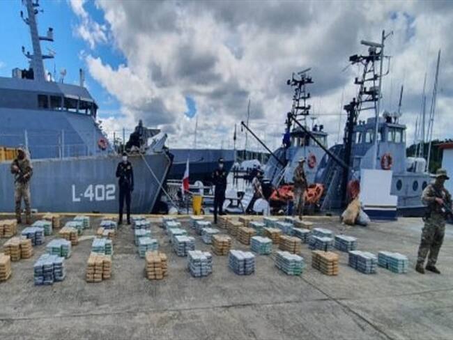 Se logró ubicar esta embarcación con 52 bultos que contenían 1.300 paquetes con cocaína.. Foto: Cortesía Armada Nacional