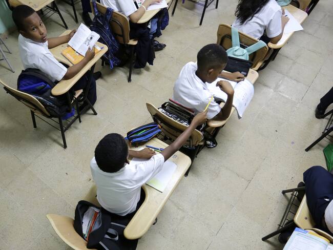 AME1975. CIUDAD DE PANAMÁ (PANAMÁ), 04/12/2023.- Fotografía que muestra estudiantes mientras asisten a clase hoy en la escuela bilingüe Severino hernandez, en Ciudad de Panamá (Panamá). Miles de estudiantes panameños de la educación pública regresaron este lunes a las aulas, después de que los gremios de docentes alcanzaran un acuerdo con el Ministerio de Educación para poner fin a más de un mes de huelga, que afectó a unos 800.000 alumnos, para presionar contra el contrato ley entre el Estado y Minera Panamá, filial de la canadiense First Quantum Minerals (FQM). EFE/Carlos Lemos