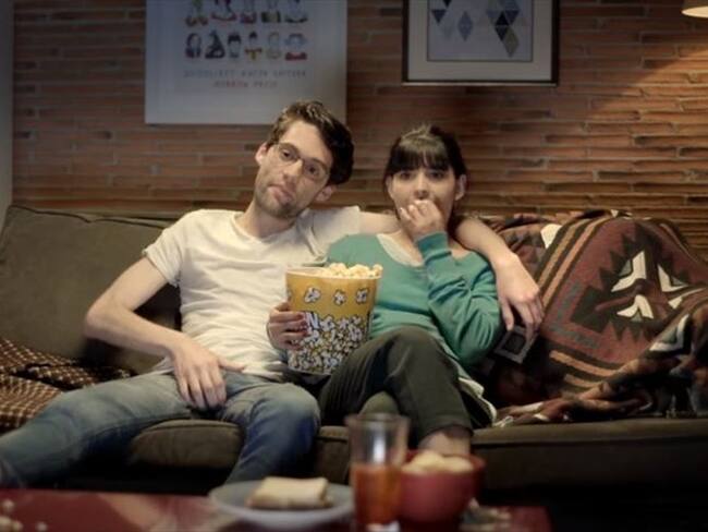 "Mujeres, no hagan mala cara, estos hombres no van a rascarse los testículos, van a hacerse el autoexamen testicular". Foto: Youtube Liga Colombiana Contra el Cáncer