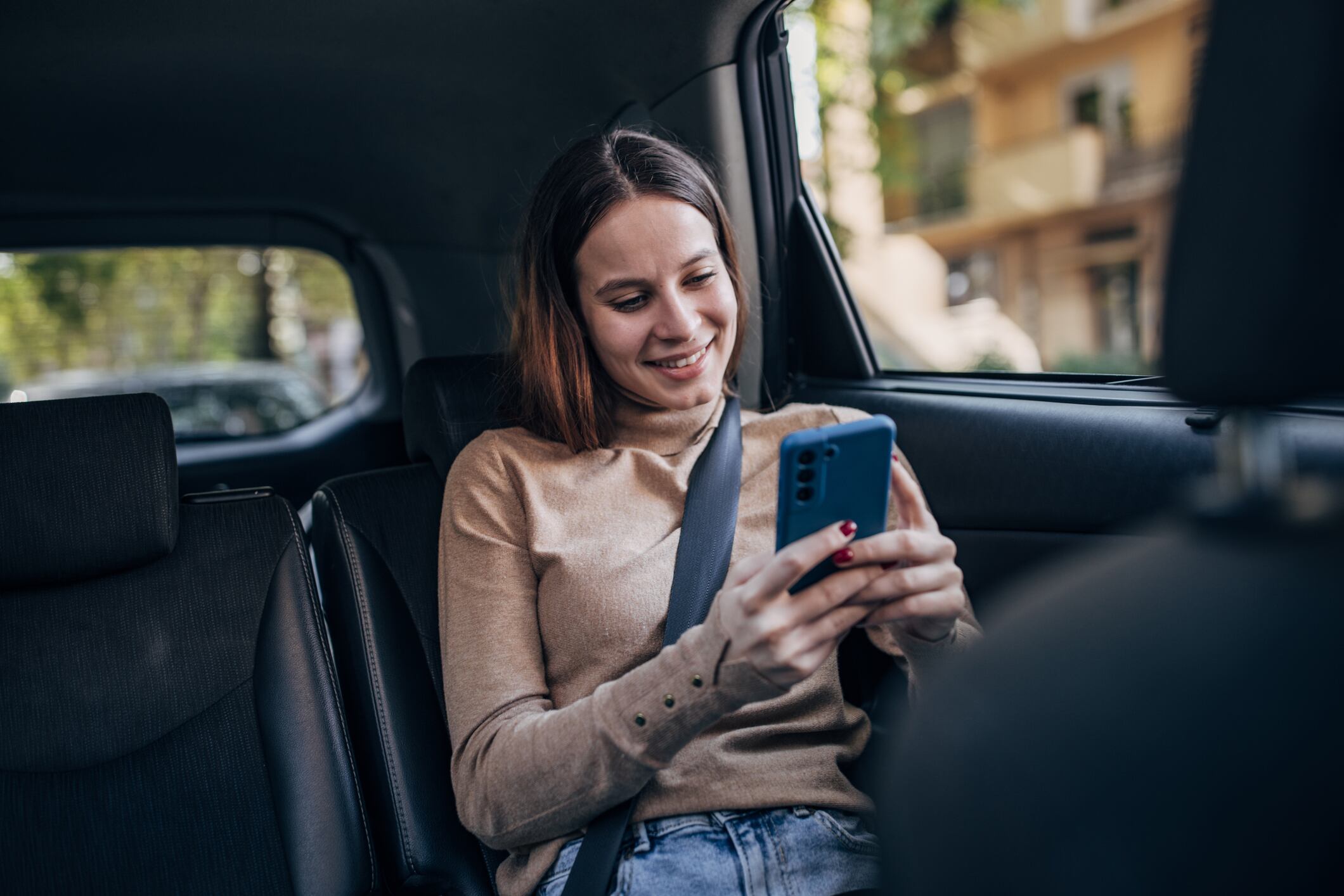 Imagen de referencia de persona usando el celular mientras está en movimiento. Foto: Getty Images.