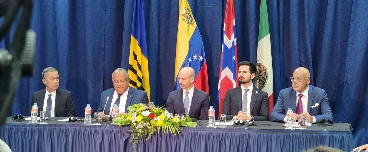 Jefes de las delegaciones opositora, Gerardo Blyde (esquina izquierda) y del Gobierno, Jorge Rodríguez (esquina derecha) acompañados de Dag Nylander, representante de Noruega y autoridades de Barbados y México en la firma de los acuerdos parciales el 17 de octubre de 2023. Foto: Delegación opositora.