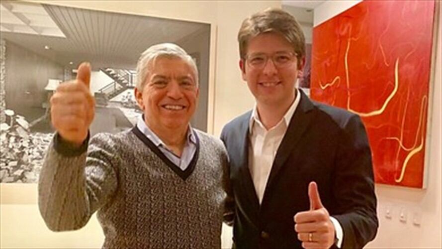 Uribe Turbay posa con Gaviria, presidente del Partido Liberal, uno de los avales que lo respaldan a la alcaldía de Bogotá. Foto: Colprensa