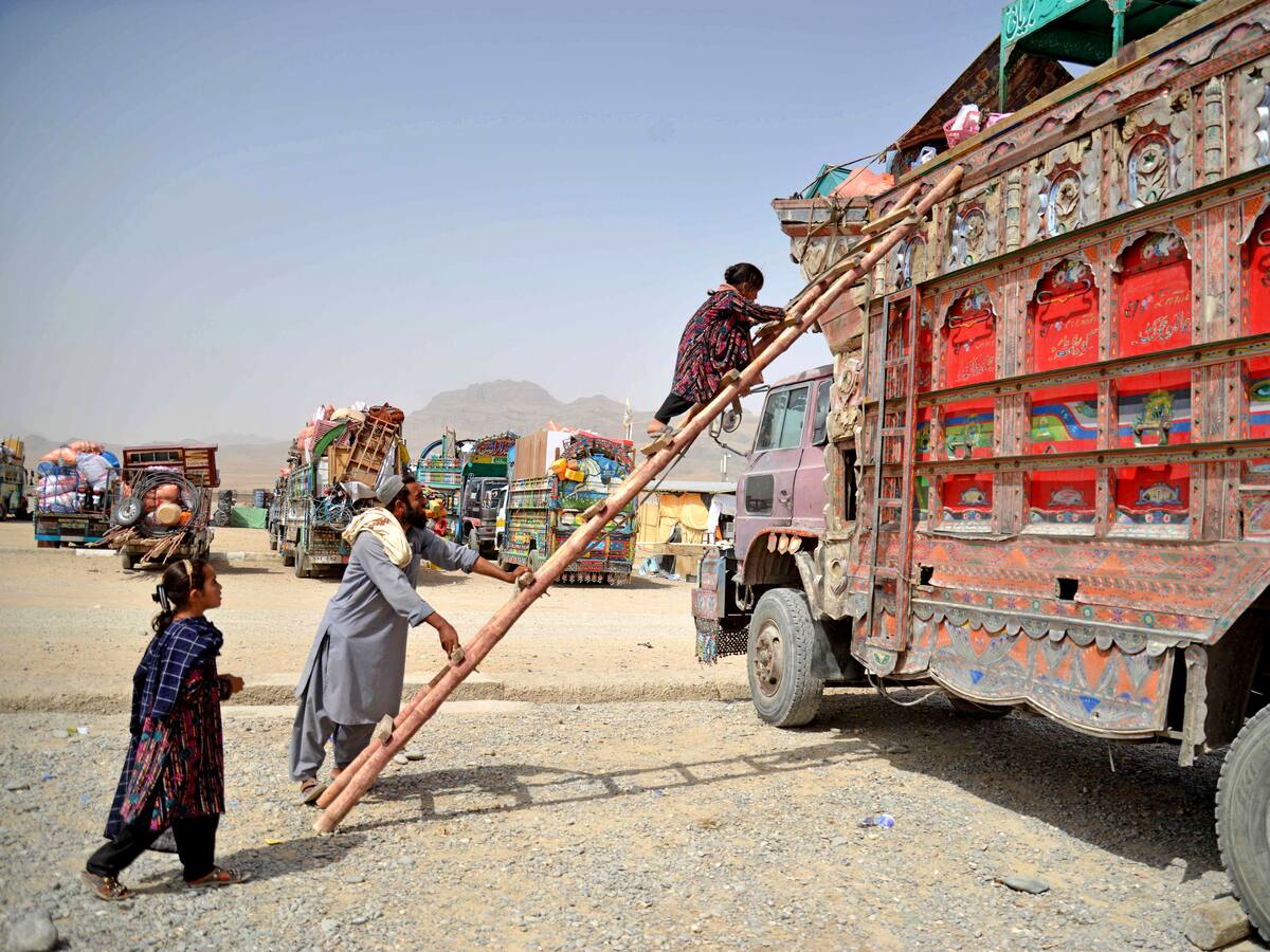 Más de 100.000 afganos retornaron desde Irán en medio de una creciente crisis humanitaria