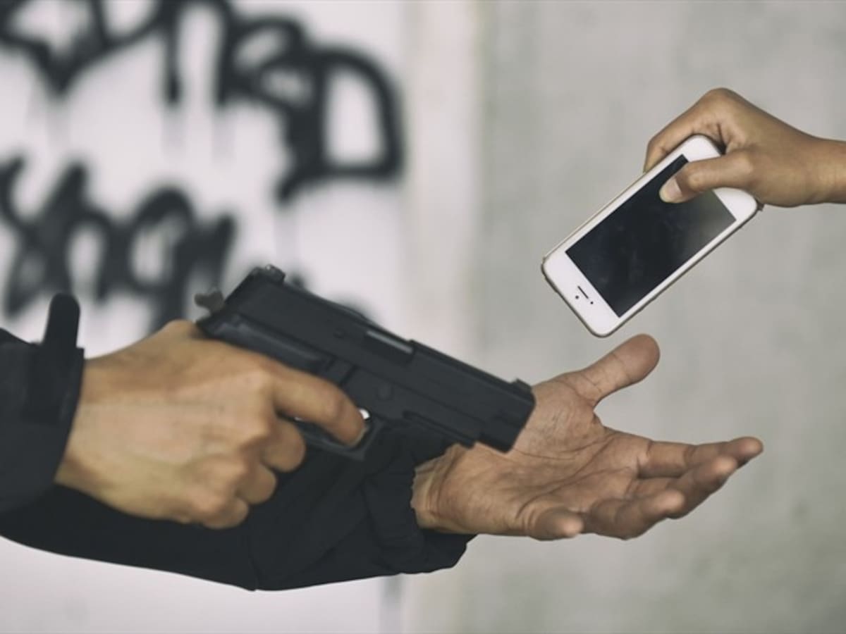 Ladrones en Bogotá revisan celulares que hurtan: si no les gusta, lo devuelven