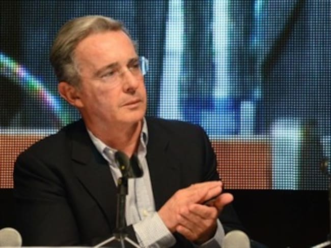 Expresidente Uribe cuestionó afirmaciones de Santos sobre Germán Vargas Lleras