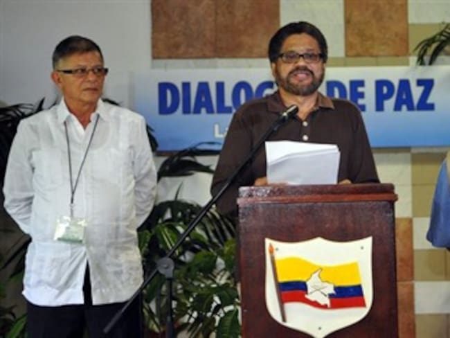 El segundo jefe de las FARC, Luciano Marín, lee un comunicado. Foto: Efe.