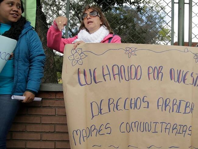 El pasado mes de junio, madres comunitarias se manifestaron en todo el país contra el ICBF por discrimiación salarial y pensional. Foto: Colprensa/Juan Páez