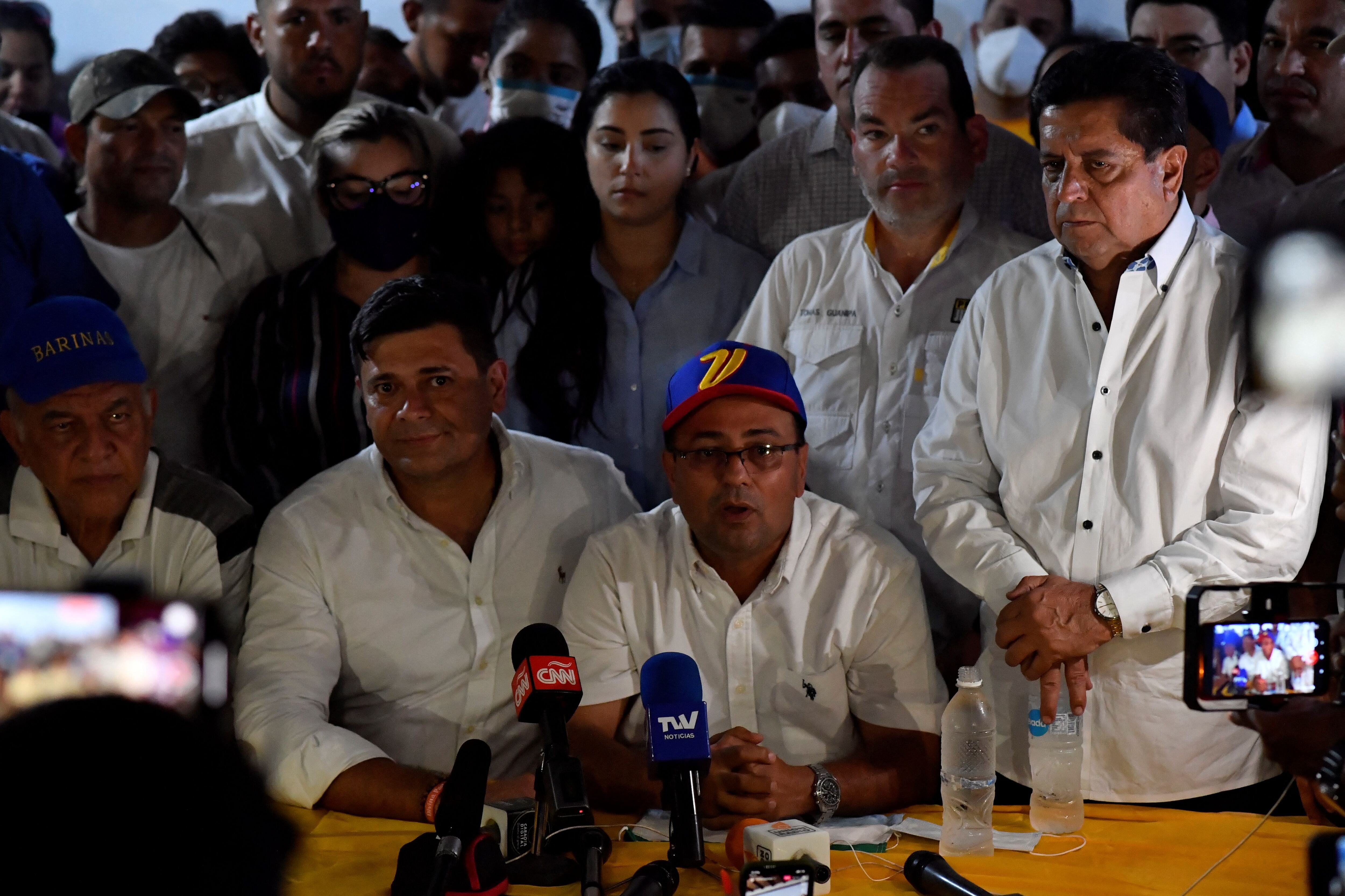 The opposition candidate for governor of the state of Barinas, Sergio Garrido (C) speaks next to former candidate Freddy Superlano (2nd L), during a press conference on the gubernatorial election in the city of Barinas, Venezuela, on January 09, 2022. (Photo by Federico Parra / AFP) (Photo by FEDERICO PARRA/AFP via Getty Images)