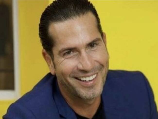 Gregorio Pernía se puso a regar las plantas de su casa sin ropa. Foto: Instagram: @gregoriopernia