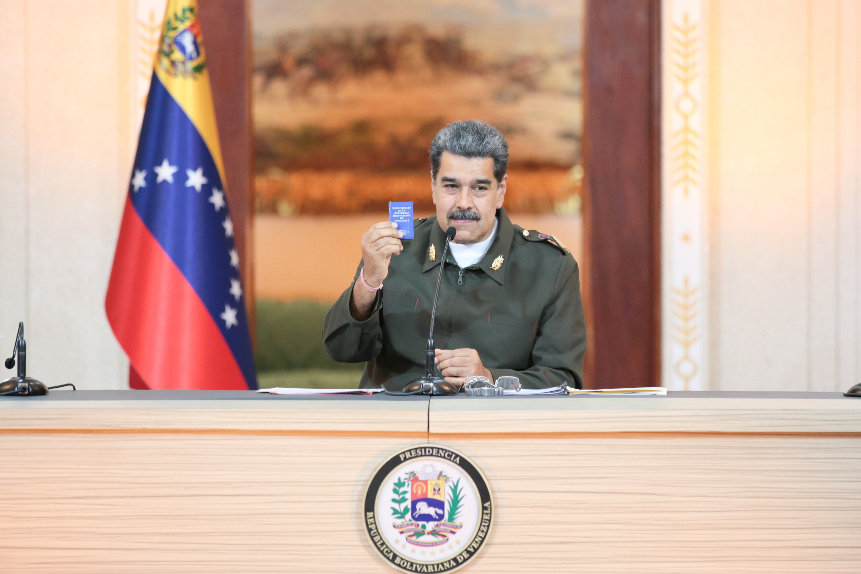 AME155. CARACAS (VENEZUELA), 11/08/2023.- Fotografía cedida por Prensa Miraflores donde se observa al presidente venezolano, Nicolás Maduro, hoy en un acto de gobierno en Caracas, (Venezuela). El presidente de Venezuela, Nicolás Maduro, pidió este viernes a la Fuerza Armada Nacional Bolivariana (FANB) "incrementar la coordinación" con las fuerzas militares de Colombia para combatir todas "las amenazas" en la frontera que comparten ambos países. EFE/ Prensa Miraflores SOLO USO EDITORIAL/NO VENTAS/SOLO DISPONIBLE PARA ILUSTRAR LA NOTICIA QUE ACOMPAÑA/CRÉDITO OBLIGATORIO