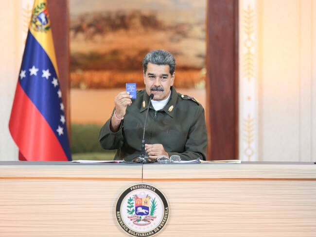 AME155. CARACAS (VENEZUELA), 11/08/2023.- Fotografía cedida por Prensa Miraflores donde se observa al presidente venezolano, Nicolás Maduro, hoy en un acto de gobierno en Caracas, (Venezuela). El presidente de Venezuela, Nicolás Maduro, pidió este viernes a la Fuerza Armada Nacional Bolivariana (FANB) "incrementar la coordinación" con las fuerzas militares de Colombia para combatir todas "las amenazas" en la frontera que comparten ambos países. EFE/ Prensa Miraflores SOLO USO EDITORIAL/NO VENTAS/SOLO DISPONIBLE PARA ILUSTRAR LA NOTICIA QUE ACOMPAÑA/CRÉDITO OBLIGATORIO