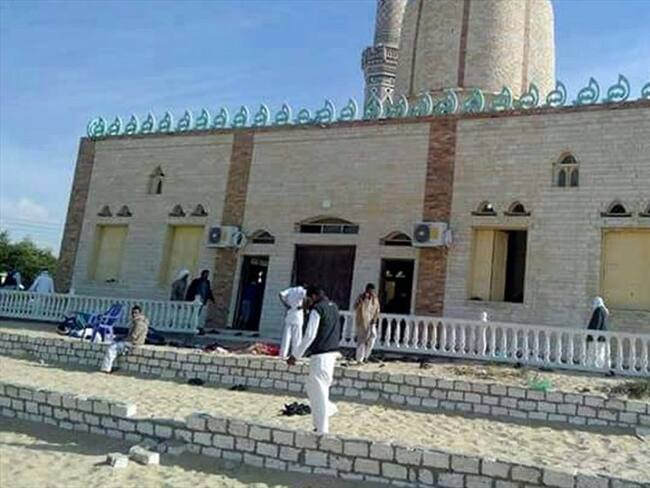 Al menos 235 personas murieron en atentado terrorista en mezquita en Sinaí egipcio. Foto: Agencia EFE