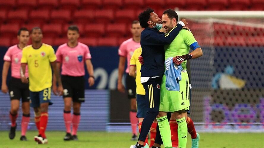 Juan Guillermo Cuadrado abrazando a David Ospina tras eliminar a Uruguay de la Copa América. Foto: Buda Mendes/Getty Images
