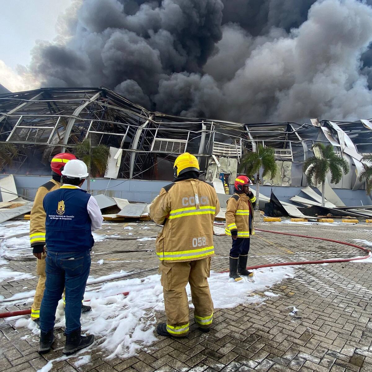 Emergencia en Cartagena tras fuerte incendio en Contecar