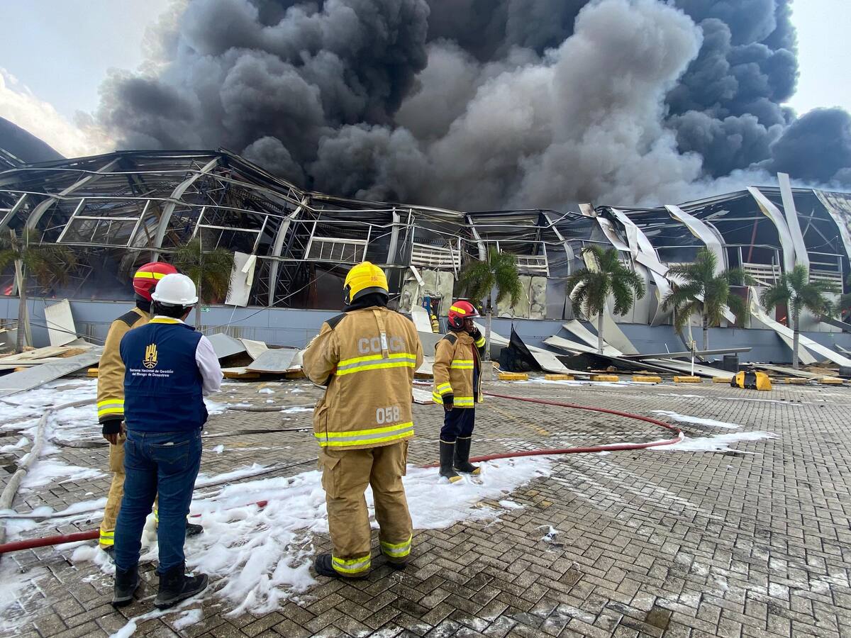 Emergencia en Cartagena tras fuerte incendio en Contecar