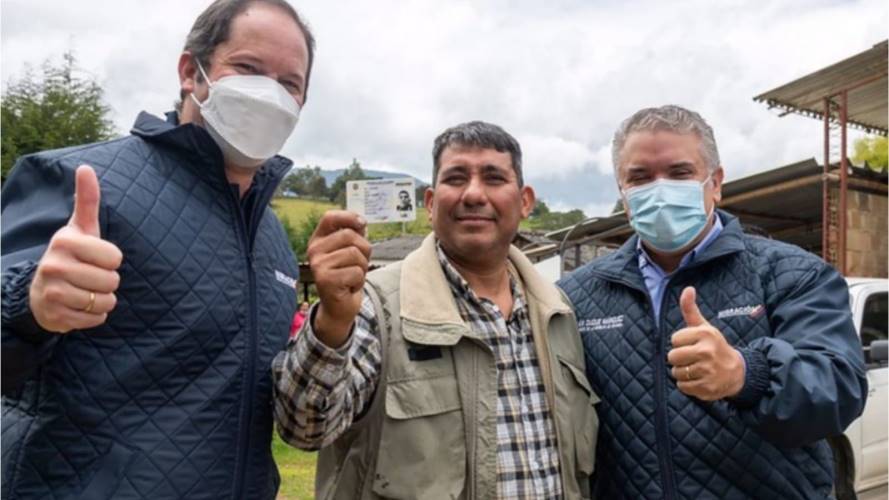 Entrega de primera tarjeta. Créditos: Colprensa