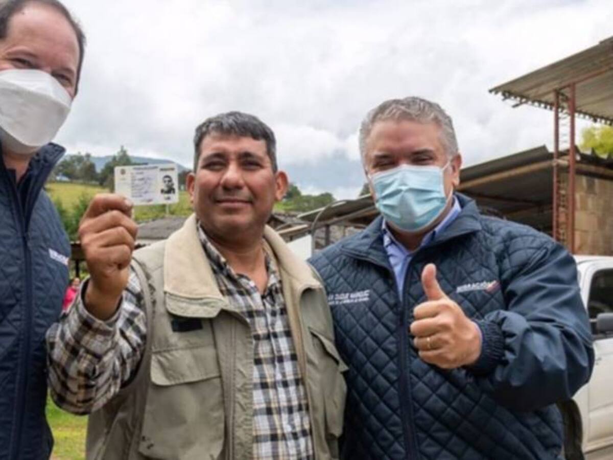 Duque entregó la primera tarjeta del Estatuto de Protección Temporal