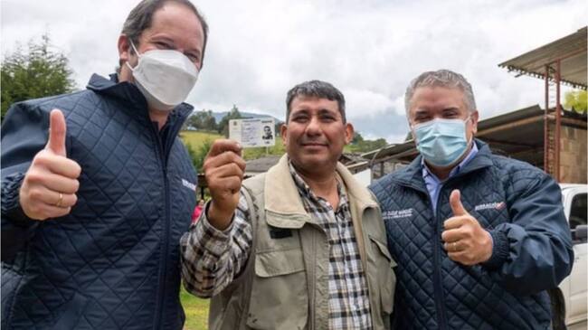 Entrega de primera tarjeta. Créditos: Colprensa